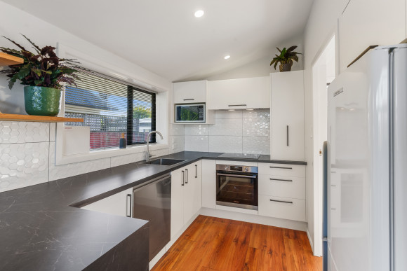 modern kitchen reno black tap3